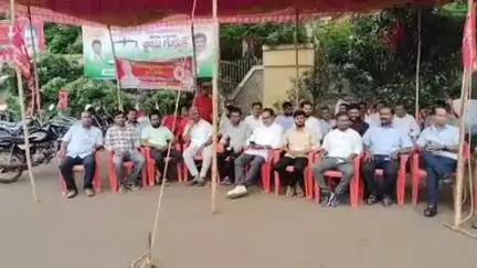 జహీరాబాద్: మహీంద్రా అండ్ మహీంద్రా పరిశ్రమలో కొనసాగుతున్న కార్మిక సంఘం గుర్తింపు ఎన్నికలు లాక్