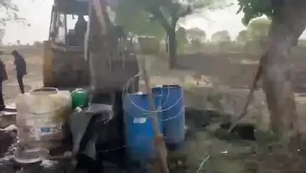ललितपुर: ग्राम मऊ माफी में पुलिस और आबकारी विभाग ने अवैध शराब पर की संयुक्त कार्रवाई