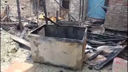जोगापट्टी: मिश्रोली दरवलिया गांव में खाना बनाते समय आग लगने से दो घर जलकर राख