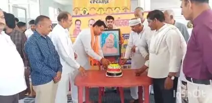 बागपत: मुख्यमंत्री योगी आदित्यनाथ का जन्मदिन धूमधाम से मनाया गया, पौधारोपण कर पर्यावरण संरक्षण का दिया संदेश