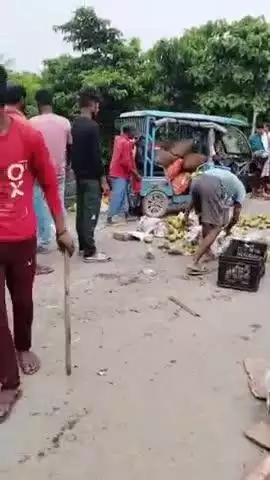 गोगरी: गोगरी बांध के पास दो ई-रिक्शा की टक्कर में तीन यात्री घायल, मची अफरा-तफरी