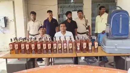 मोतिहारी: शहर के स्टेशन रोड से पुलिस ने अंग्रेजी शराब के साथ एक कारोबारी को किया गिरफ्तार