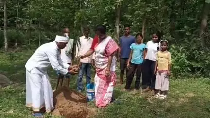जगन्नाथपुर: विश्व पर्यावरण दिवस पर पूर्व मुख्यमंत्री और पूर्व सांसद ने पताहातू गांव में किया वृक्षारोपण, दिया संदेश