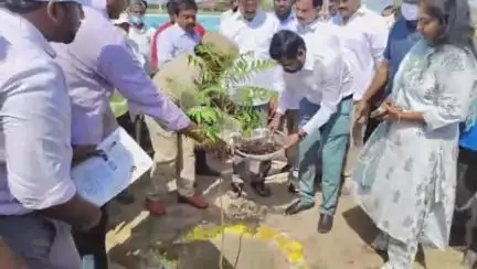 బందరు మంగినపూడి గ్రామం నందు పర్యావరణ దినోత్సవాన్ని ఘనంగా నిర్వహించిన మంత్రి కొల్లు, జిల్లా కలెక్టర్