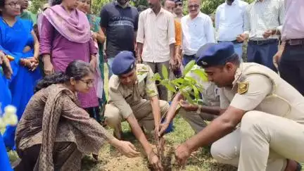 आज दिनांक 05 जून 2025 को विश्व पर्यावरण दिवस के पावन अवसर पर नवीन पुलिस केंद्र, आरा में वृक्षारोपण कार्यक्रम का भव्य आयोजन किया गया। आरा नगर निगम के सौजन्य से आयोजित इस कार्यक्रम में पुलिस अधीक्षक महोदय, नगर आयुक्त महोदया सहित अन्य वरीय अधि
