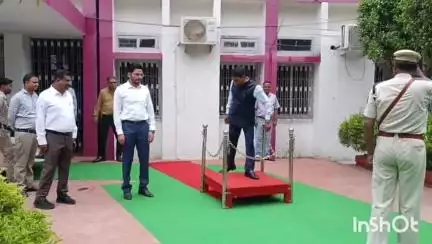 मुंगेर: प्रमंडलीय आयुक्त अवनीश कुमार सिंह ने संभाला पदभार, गार्ड ऑफ ऑनर दिया गया