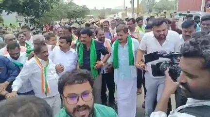 ಮಾಗಡಿ: ಮರೂರು ಹ್ಯಾಂಡ್ ಪೋಸ್ಟ್ ಬಳಿ ಹೆದ್ದಾರಿ ತಡೆದು ಶಾಸಕ ಬಾಲಕೃಷ್ಣ ಪ್ರತಿಭಟನೆ
