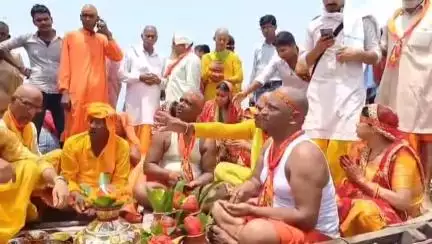 परबत्ता: करना के हनुमान मंदिर में प्राण प्रतिष्ठा को लेकर निकाली गई भव्य कलश शोभायात्रा