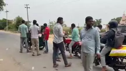 कन्नौज जनपद के सिकंदरपुर नगर पंचायत के माँ शीतला देवी मंदिर के सामने गंगा दशहरा पर्व पर लेखपाल ने किया शरबर वितरण ।