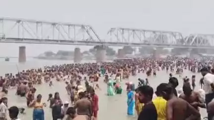 बदायूं: ज्येष्ठ दशहरा पर्व पर लाखों श्रद्धालुओं ने कछला गंगा में लगाई आस्था की डुबकी