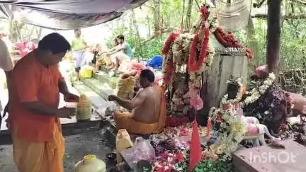 রায়না ১: পূর্ব বর্ধমানের রায়নার উচিতপুর এলাকায় বিষহরি পুজো উপলক্ষে কয়েক হাজার মানুষের সমাগম