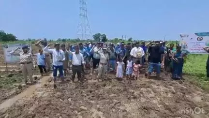 નવસારી: સિમળ ગામ ખાતે પર્યાવરણ દિવસની ઉજવણી કરવામાં આવી, વન વિભાગના અધિકારીઓ હાજર