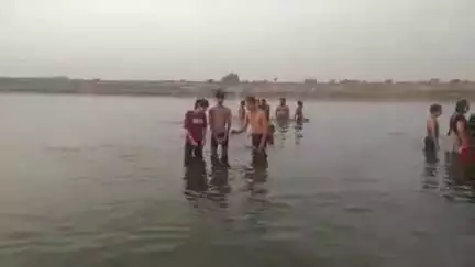 इटावा: सदर क्षेत्र में यमुना नदी किनारे हनुमान घाट पर दशहरा के उपलक्ष्य में सैकड़ों श्रद्धालुओं ने लगाई आस्था की डुबकी