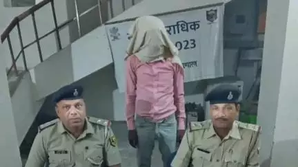 जोगापट्टी: विशुनपुरवा लाला टोला गांव से एक शराब कारोबारी गिरफ्तार, भारी मात्रा में शराब जब्त