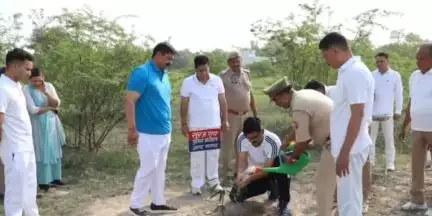 बागपत: विश्व पर्यावरण दिवस पर एसपी-एएसपी ने पुलिस लाइन बागपत में 'मां के नाम' अभियान के अंतर्गत किया वृक्षारोपण