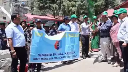 कुल्लू: विद्यार्थियों ने रैली निकालकर पर्यावरण संरक्षण का संदेश दिया, बंजर भूमि को पौधरोपण कर हरा-भरा बनाने का लिया प्रण