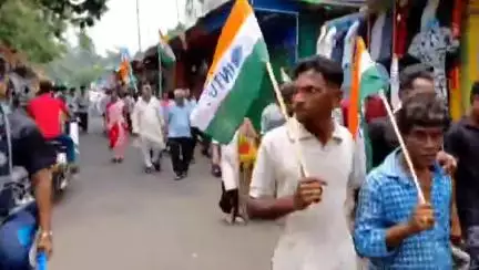মেদিনীপুর: সুবিশাল জাতীয় পতাকা নিয়ে সেনা সম্মান যাত্রা মেদিনীপুর শহরে কংগ্রেসের উদ্যোগে