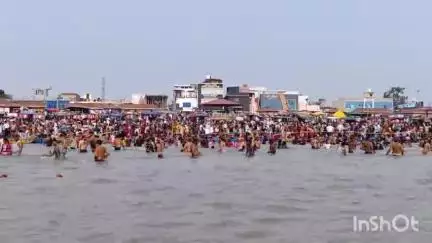 गढ़मुक्तेश्वर: बृजघाट गंगा में गंगा ज्येष्ठ दशहरा पर्व पर लाखों की संख्या में स्नान करने पहुंच रहे श्रद्धालु, NDRF और SDRF तैनात