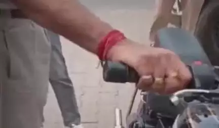 महेंद्रगढ़: महेंद्रगढ़ में पुलिस ने पटाखे फोड़ने वाली दो बुलेट मोटरसाइकिलों का ₹63,500 का चालान काटा