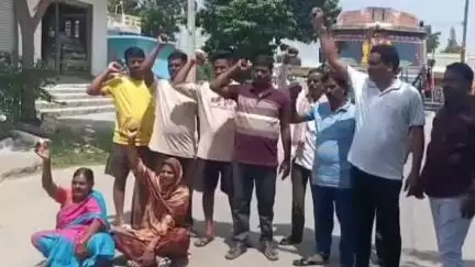 భువనగిరి: అర్హులైన వారికి ఇందిరమ్మ ఇళ్ల పట్టాలు ఇవ్వలేదని తాజ్ పూర్  లో గ్రామస్తుల రాస్తారోకో