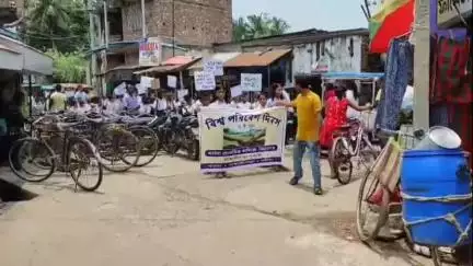 নাকাশিপাড়া: বিশ্ব পরিবেশ দিবস উপলক্ষে ধর্মদা প্রাথমিক বিদ্যালয়ের ছাত্র ছাত্রীদের বৃক্ষরোপণ নিয়ে প্রচার শোভাযাত্রা ধর্মদাতে
