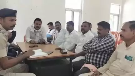 रफीगंज: थाना परिसर रफीगंज के सभागार में बकरीद पर्व को लेकर शांति समिति की हुई बैठक