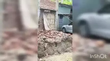 রতুয়া ১: শ্রীকান্ত তোলা এলাকায় নদীর পাড়ে ভাঙ্গনের আশঙ্কায় বাড়ি ঘরের বিভিন্ন অংশ ভেঙে এলাকা ছাড়ছে পরিবারগুলি