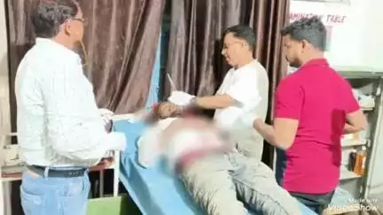लालगंज: ब्लॉक रोड स्थित भटवारी पुल के पास अनियंत्रित बाइक सवार सड़क पर गिरकर घायल, ग्रामीणों ने एंबुलेंस से भेजा पीएचसी