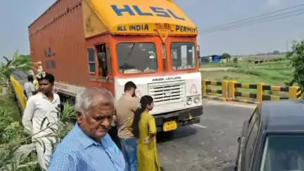 गायघाट: जारंग चौक के पास एनएच 27 पर ट्रक और कार में हुई टक्कर, कार सवार चार लोग आंशिक रूप से घायल