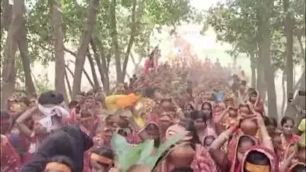 सहदेई बुजुर्ग: गनियारी में नौ दिवसीय श्री श्री 1008 श्री विष्णु महायज्ञ के लिए निकाली गई भव्य कलश शोभायात्रा