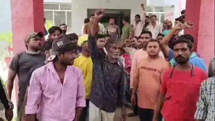 कोल: जवाहर भवन में नगर निगम कर्मचारियों ने सुखमा कंपनी के विरोध में किया प्रदर्शन, अधिकारियों के खिलाफ की नारेबाजी