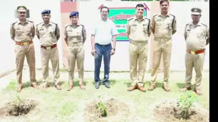 रामपुर: गुरुवार को पुलिस लाइन में पुलिस अधीक्षक विद्यासागर मिश्र ने पर्यावरण दिवस के अवसर पर किया वृक्षारोपण