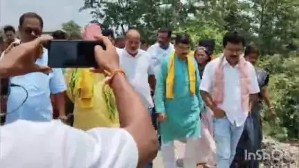 আলিপুরদুয়ার ১: জলদাপাড়ায় শিসামারা নদীর ভাঙন এবং বাঁধ পরির্দশন করলেন সেচমন্ত্রী মানস ভুঁইয়া সহ সেচ দপ্তরের অন্য আধিকারিকরা