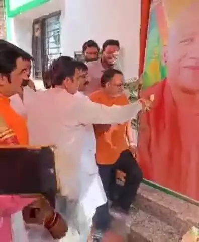 बुलंदशहर: गंगानगर स्थित जिला कार्यालय पर भाजपा कार्यकर्ताओं ने मनाया मुख्यमंत्री योगी आदित्यनाथ का जन्मदिन