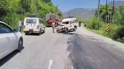 पौड़ी: श्रीनगर डैम क्षेत्र के निकट दो वाहनों में हुई भिड़ंत, जेसीबी की मदद से सड़क से हटाए गए वाहन