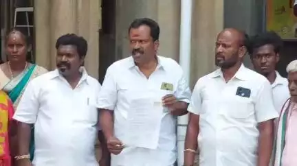 புதுக்கோட்டை: ஆதார் கார்டு உள்ளிட்டவை ஒப்படைக்கப்படும் - ஓலைமான் பட்டியில் மக்களுக்கு பட்டா வழங்க கோரி ஆட்சியரகதில் புகார் மனு #localissue