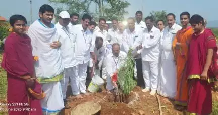 అన్నవరంలో వనం మనం కార్యక్రమం నిర్వహించిన దేవస్థానం ఈవో సుబ్బారావు ఇతర ఉద్యోగులు