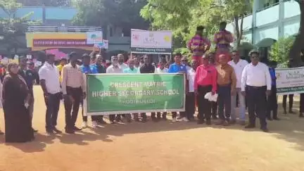 தூத்துக்குடி: கிரசன்ட் பள்ளியில் மாணவர்கள் கலந்து கொண்ட சுற்றுச்சூழல் விழிப்புணர்வு பேரணி நடைபெற்றது