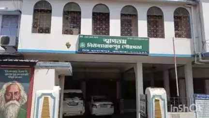 রাজারহাট: নব ব্যারাকপুর পৌরসভার উদ্যোগে ঝাড়ুদার, সাফাইকর্মী, নির্মল সাথী ও নির্মল বন্ধুদের গ্লুকনডির প্যাকেট ও জলের বোতল বিলি