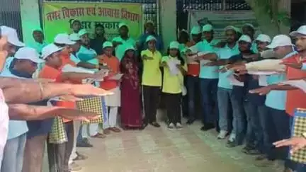 घोसी: घोसी नगर पंचायत कार्यालय में विश्व पर्यावरण दिवस पर दिलाई गई स्वच्छता की शपथ