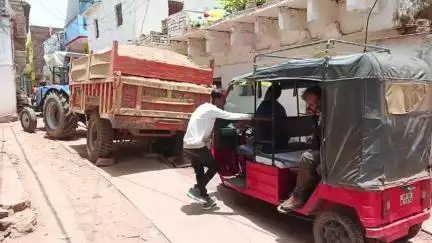 पन्ना: वार्ड क्रमांक-16 में खुदी पड़ी सड़क बन रही हादसों का कारण;रेत से भरा ट्रेक्टर ट्राली धसा दोनो ओर से लगा जाम।
#jansamasya