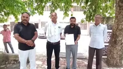 गोटेगांव: महमदपुर से समनापुर तक रोड निर्माण में अनियमितताओं के खिलाफ लोगों ने कलेक्ट्रेट पहुंचकर कलेक्टर को दिया आवेदन