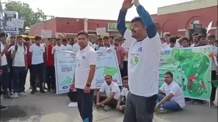 बक्सर: बक्सर रेलवे स्टेशन पर नुक्कड़ नाटक से पानी की बूंद और वोट का महत्व समझाया गया