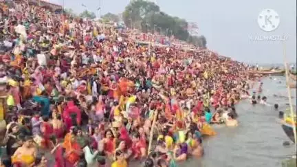 बक्सर: गंगा दशहरा पर रामरेखा घाट पर गंगा स्नान के लिए उमड़ी लाखों श्रद्धालुओं की भीड़, अव्यवस्था रही कायम