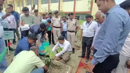 छपरा: विश्व पर्यावरण दिवस पर डीएम ने कार्यक्रम में भाग लिया और पौधरोपण किया