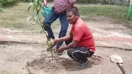 दिघलबैंक: तुलसिया सहित सभी मतदाता केंद्रों में 'एक वोट एक पौधा' अभियान के तहत वृक्षारोपण, मतदाताओं को किया जागरूक