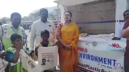 విశాఖపట్నం: సింహాచలం వద్ద పర్యావరణం పరిరక్షణ దినోత్సవం సందర్భంగా విత్తనపు గొంతులను విసిరిన కార్పొరేటర్ పీవీ నరసింహ రావు
