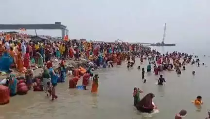 परबत्ता: गंगा दशहरा पर अगुआनी गंगा घाट पर गंगा स्नान के लिए उमड़ा आस्था का जनसैलाब, लोग लगा रहे हैं डुबकी