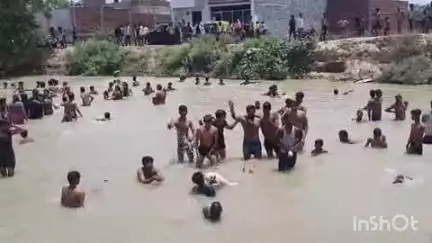 हाथरस: अलीगढ़ रोड नहर पर गंगा दशहरा के पर्व पर हजारों श्रद्धालुओं ने लगाई डुबकी, जगह-जगह शरबत का हुआ वितरण