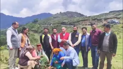हरिपुरधार: भाजपा मंडल ने हरिपुरधार में पर्यावरण दिवस पर पौधा रोपण किया